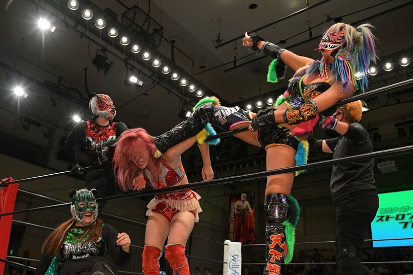 梅咲（中）を踏みつけるダーク・タイガー（左）とダーク・ウナギ