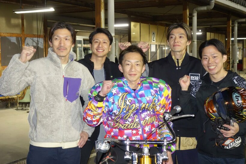 ＧⅠ初優勝を達成し、会心のガッツポーズの鈴木宏和(中央)