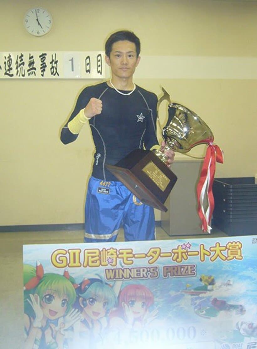  今年４回目の優勝を飾った篠崎仁志
