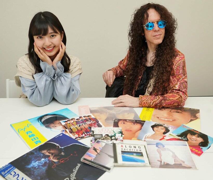  対談に昭和アイドルのレコードも持参した島倉（左）とマーティ