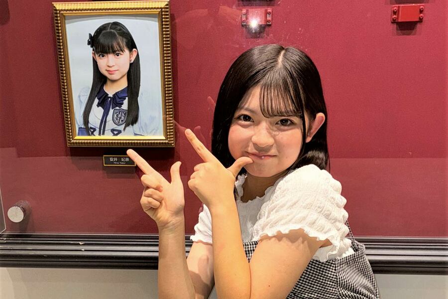 自分の写真をアピールする安井妃奈