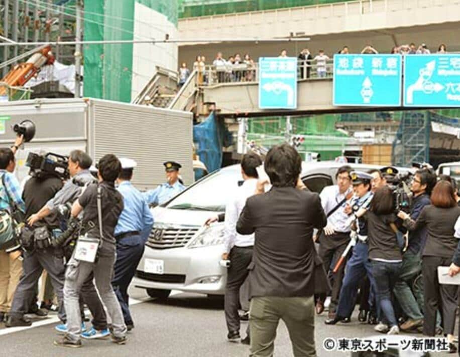 報道陣のカメラが田中聖を乗せた車に向けられた