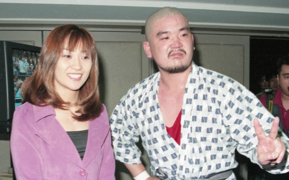 BADBOY非道さん(右)と結婚を発表(98年4月)