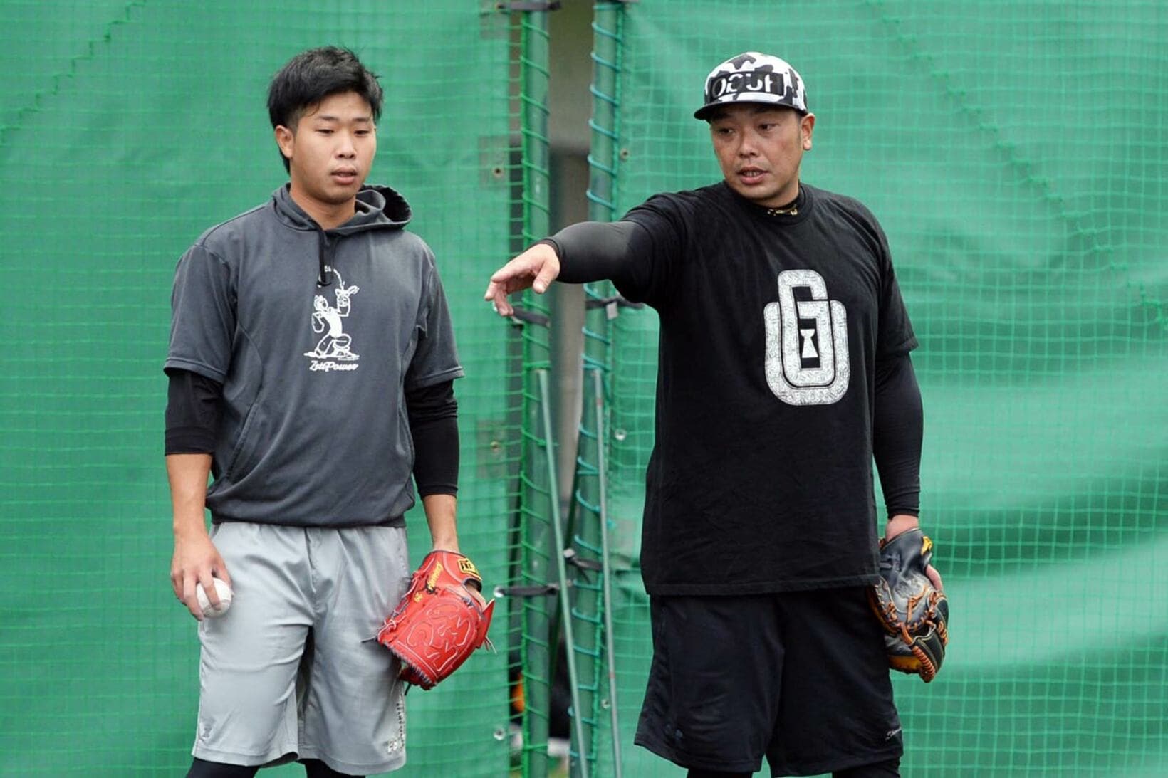ブルペンで鍬原拓也を指導した阿部慎之助監督（2019年）