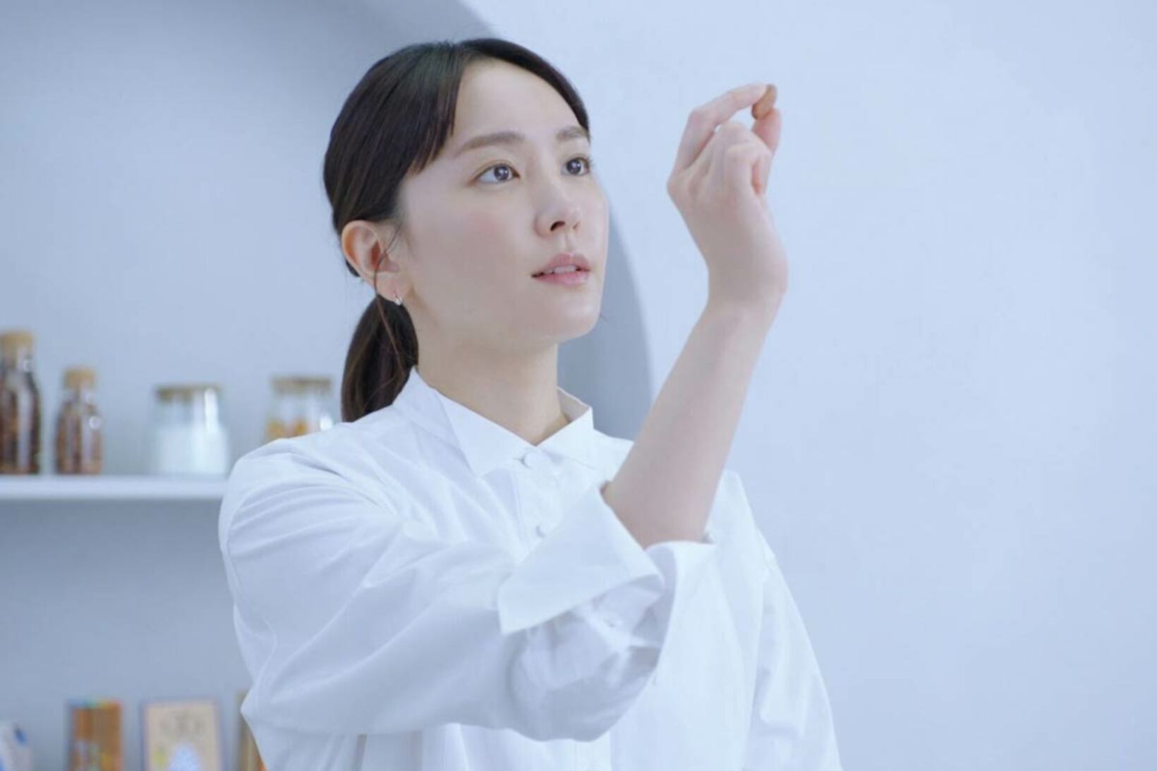 カカオを見つめる新垣結衣