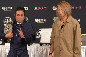 調印式に臨んだＡＭＡＫＵＳＡ（左）とＨＡＹＡＴＡ