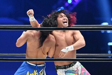 ＡＭＡＫＵＳＡ（左）とのトーキョートルネード対決を制した高橋ヒロム