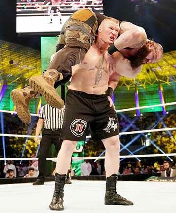 写真：【WWE】レスナーがわずか2分35秒でユニバーサル新王者に