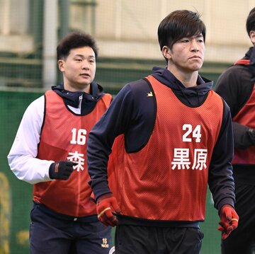  佐々岡監督の前で投球を披露した広島ドラ１の黒原(右)とドラ２の森（東スポWeb）