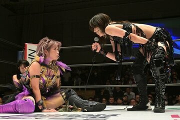 試合後、中野たむ(左)を見下す上谷