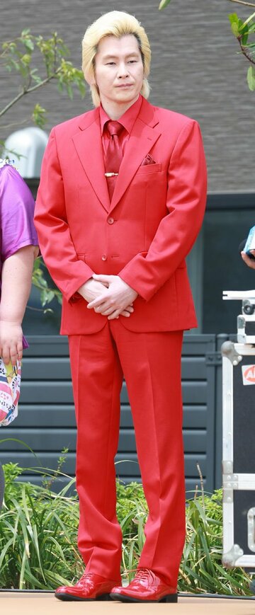 頭からつま先まで「真紅」のカズレーザー