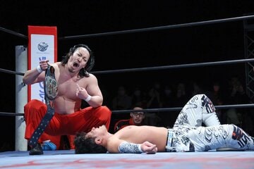 試合後、王者MUSASHI(右)のベルトを持って挑発する立花誠吾