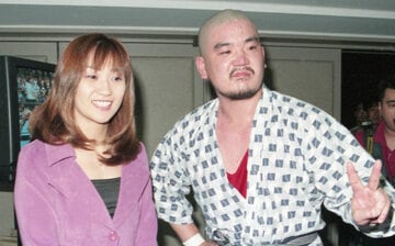 BADBOY非道さん（右）と結婚を発表（98年4月）