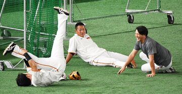  同学年の丸佳浩、中田翔、小林誠司（左から）は仲良く談笑