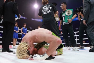 試合後のリングで座礼する那須川