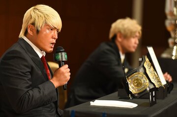  清宮（右）と調印式に出席した拳王（東スポWeb）