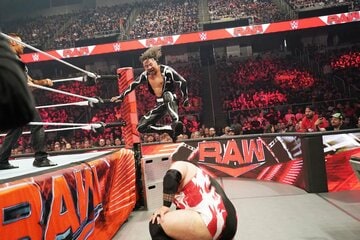 場外の鉄階段からブロンソン・リード(下)を攻撃する（©2023 WWE, Inc. All Rights Reserved.）