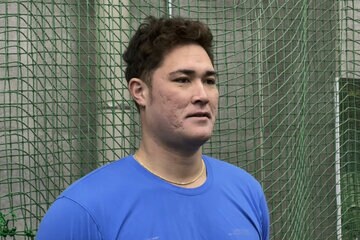 報道陣の取材に応じる巨人・リチャード