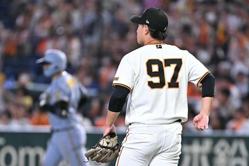 ３回、森下翔太（左）にソロ本塁打を浴びた井上温大