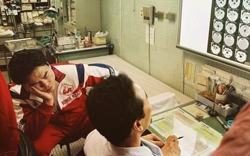  三沢は左眼窩骨折と診断され顔に手を当て絶句した（９５年４月、岡山市内、東スポＷｅｂ）