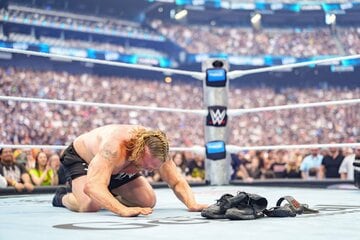 ブロック・レスナーはグローブとリングシューズに座礼（©WWE）