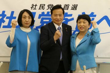 会見に出席した（左から）大椿裕子氏、ラサール石井氏、福島瑞穂氏