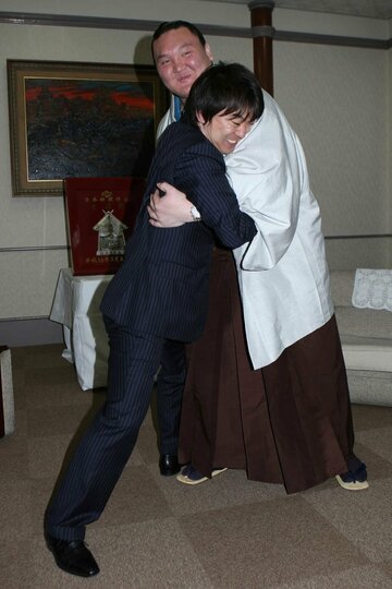 元横綱・白鵬に相撲で挑む橋下徹（２００８年）