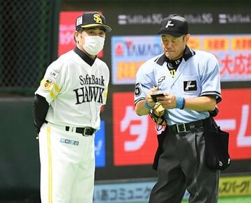  ソフトバンク・工藤監督（左）