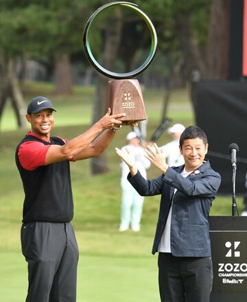  昨年の「ZOZOチャンピオンシップ」を優勝したタイガー・ウッズ（左）