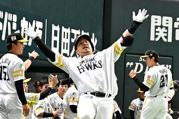 ３号２ランを放ちどすこいポーズを決める山川