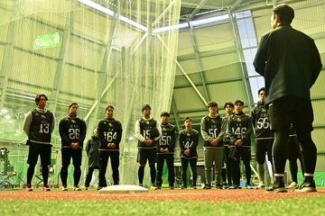 スタッフの話を聞く新入団選手たち