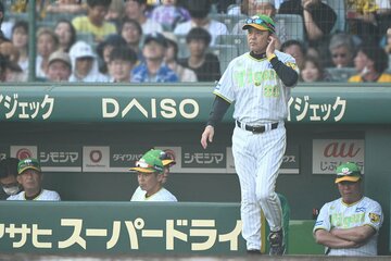 シブい表情でベンチを出る岡田監督