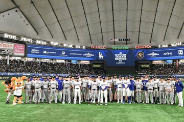 試合後に行われたドジャースと巨人の記念撮影