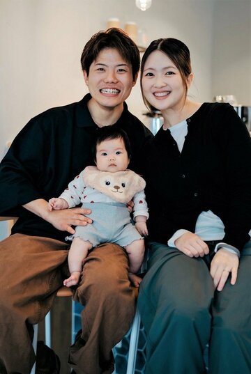 妻の南美さんと笑顔で記念撮影