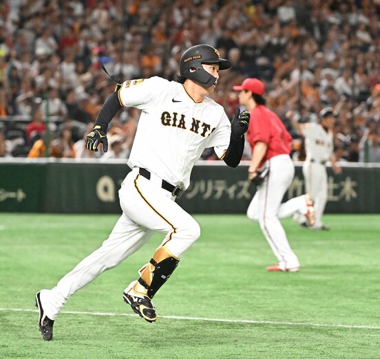 ４回裏、勝ち越しのタイムリー二塁打を放った巨人・山崎伊織(手前)