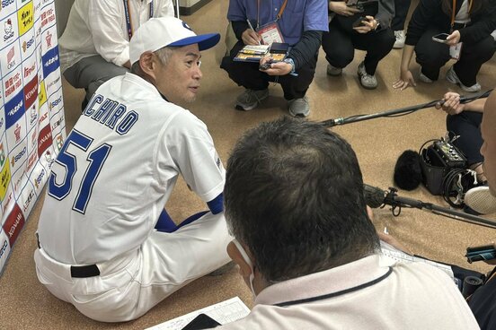 試合後、座って取材に応じたイチロー氏