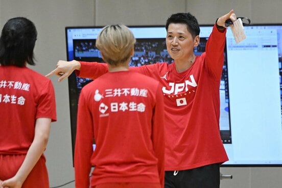 指示を出す恩塚亨監督