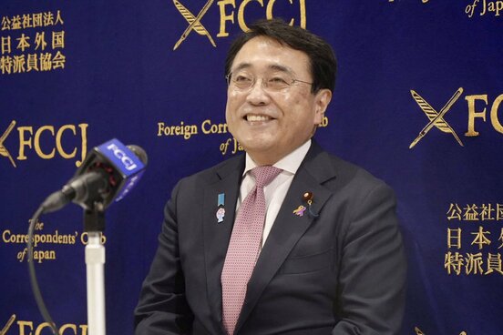 笑顔を見せる赤沢亮正経済再生相