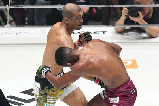 パッチー・ミックスにパンチを当てる佐藤将光