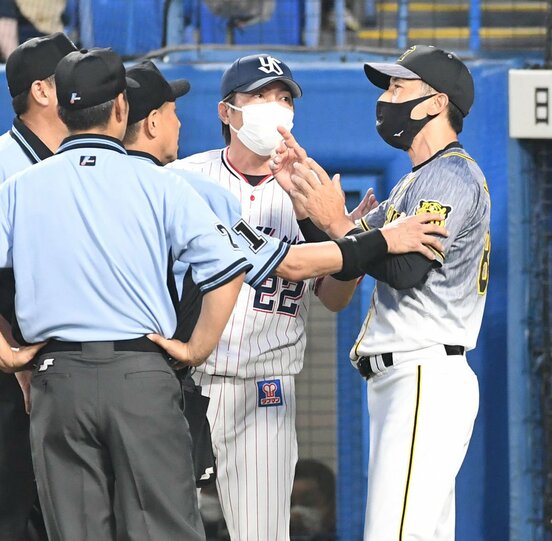  ６日の一軍戦で一触即発となった阪神・矢野監督（右）とヤクルト・高津監督（右から２人目）