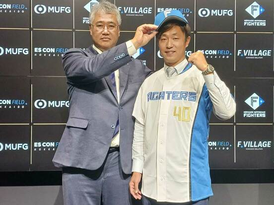 入団会見を行った日本ハム・島本。左は木田GM代行