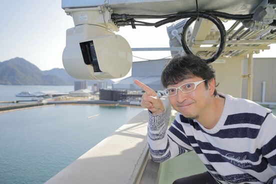 ボートレース宮島の「マルチアングルカメラ」を紹介する宮崎経督記者