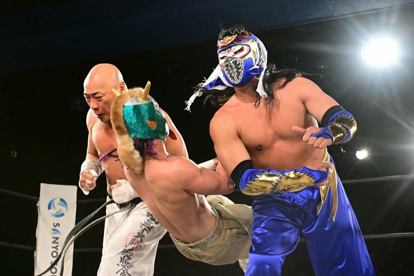 新崎人生(左)とヴァンヴェール・ジャック(中)を攻めたてたハヤブサ