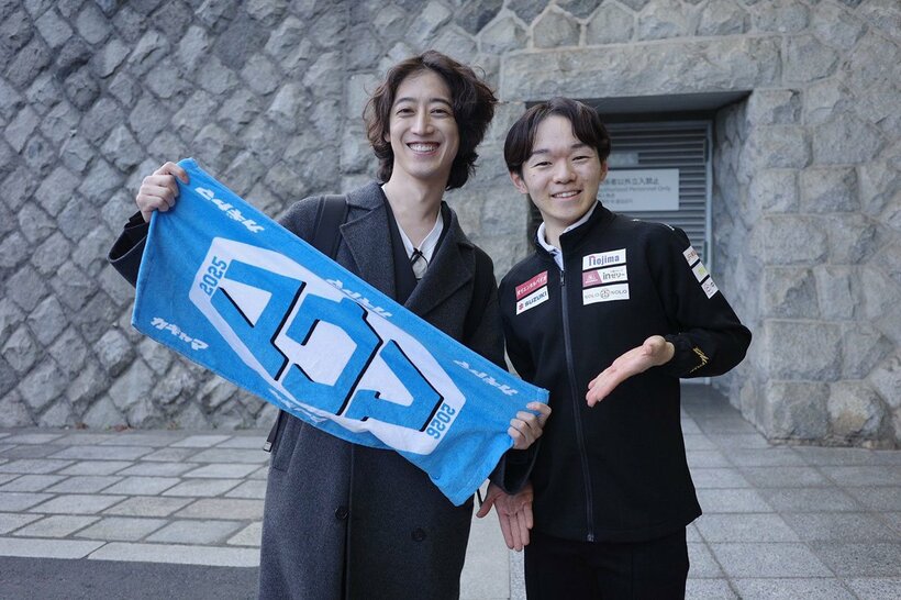鍵山優真(右)の応援に駆け付けたピアニストの角野隼斗（エコスポ提供）