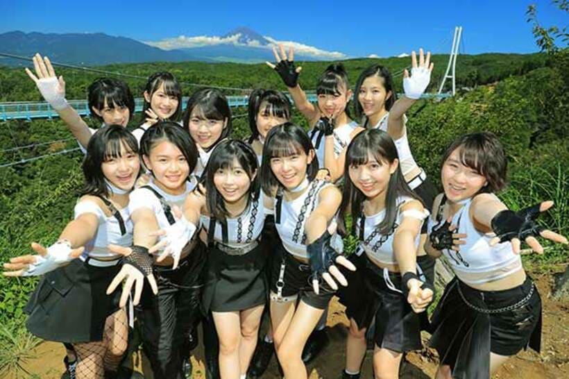  富士山をバックにポーズを取るビヨーンズ