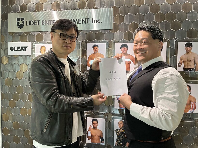 GLEATを運営するLIDET社と契約をかわした河上隆一(右)。左は鈴木裕之社長
