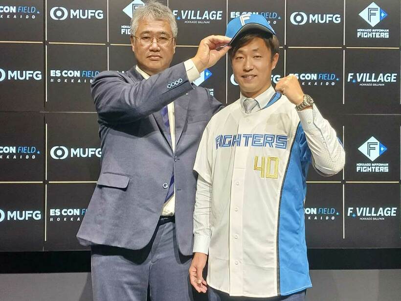 入団会見を行った日本ハム・島本。左は木田GM代行