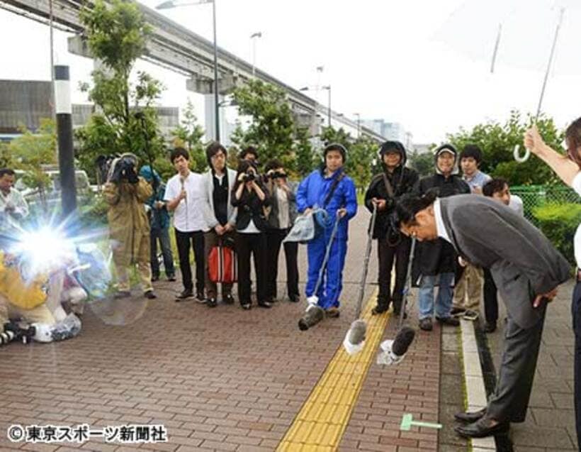 事件当時、会見で謝罪したブラザー・コーン