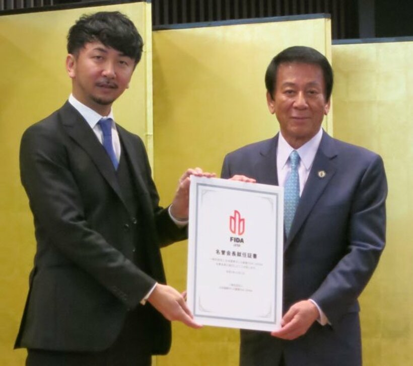  「ＦＩＤＡ　ＪＡＰＡＮ」の神田勘太朗会長（左）からの名誉会長打診を快諾した杉良太郎