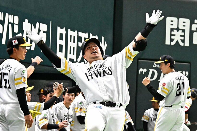 ３号２ランを放ちどすこいポーズを決める山川